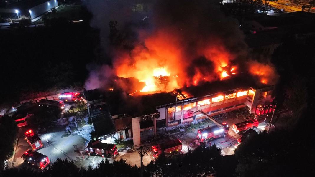 Sakarya’da kozmetik fabrikasında yangın 24